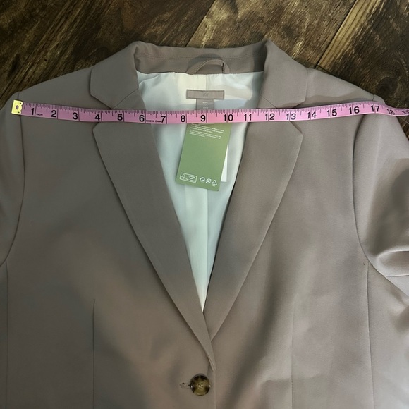 Women’s H&M Single Breasted blazer color greige large - Picture 7 of 11